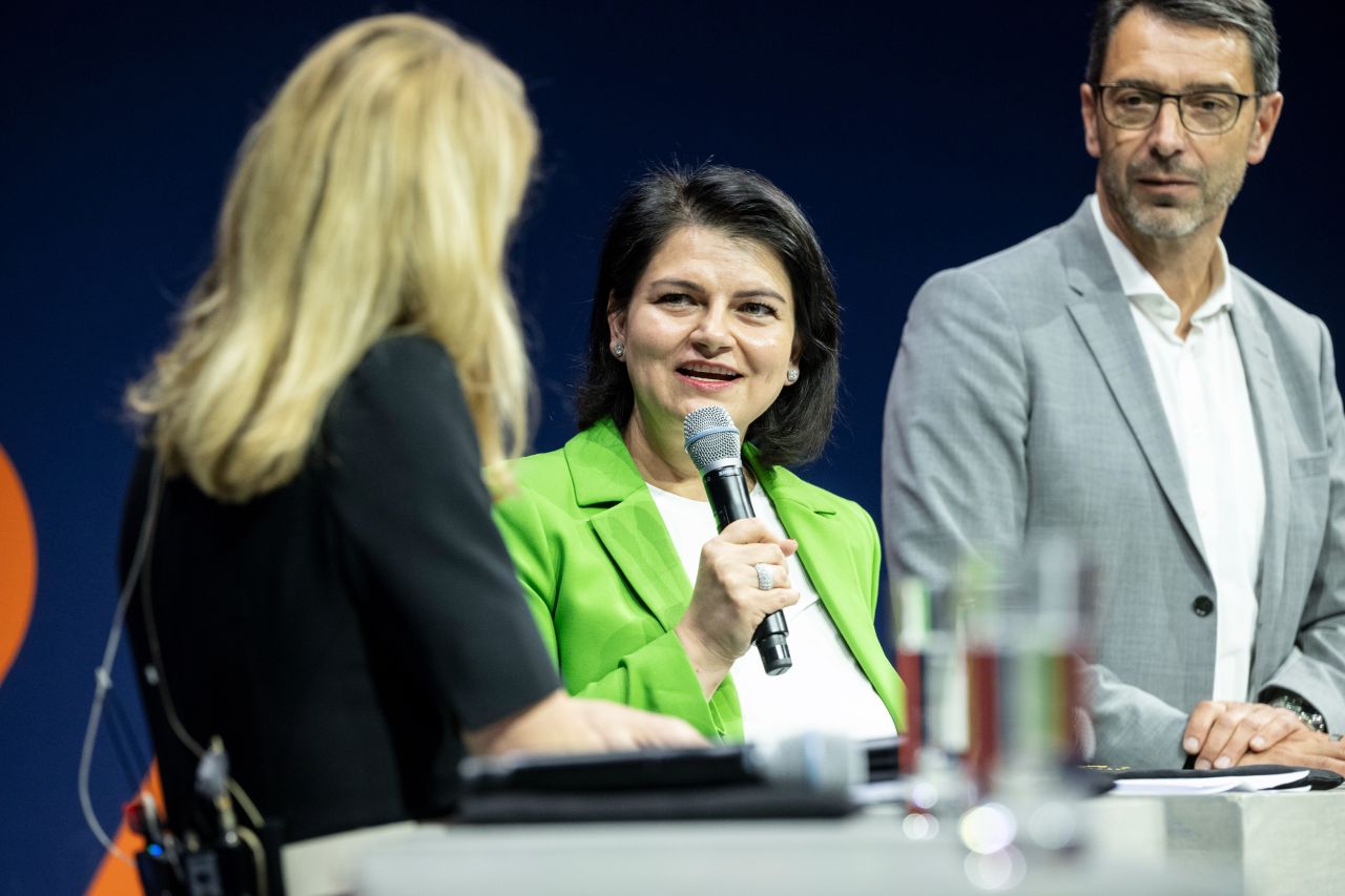 Ramona Meinzer auf dem Podium beim ZVEI eSummit in Berlin