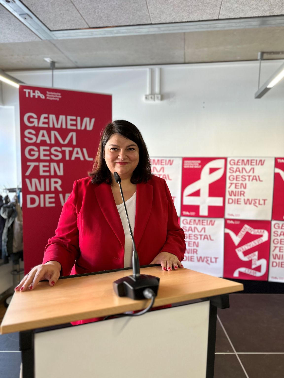 Ramona Meinzer am Rednerpult der Technischen Hochschule Augsburg