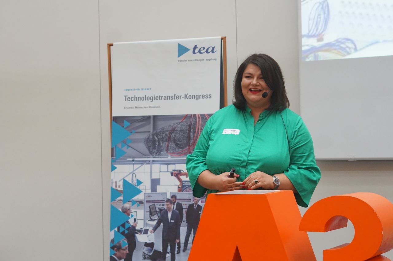 Ramona Meinzer spricht mit Headset beim Technologietransfer-Kongress