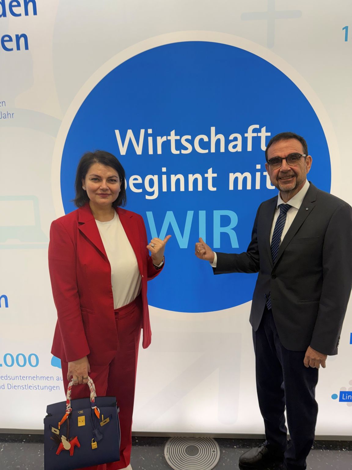 Ramona Meinzer mit Klaus Holetschek vor dem Motto Wirtschaft beginnt mit WIR